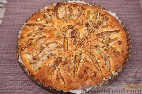 Манный пирог на кефире, с грушами и грецкими орехами