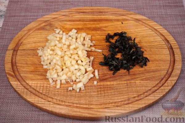 Творожные оладьи с рисовой мукой, грушей и базиликом