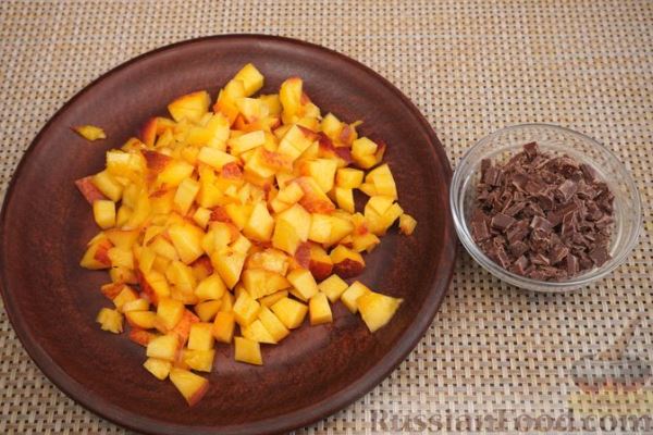 Шоколадная овсяная каша с персиками и сливками