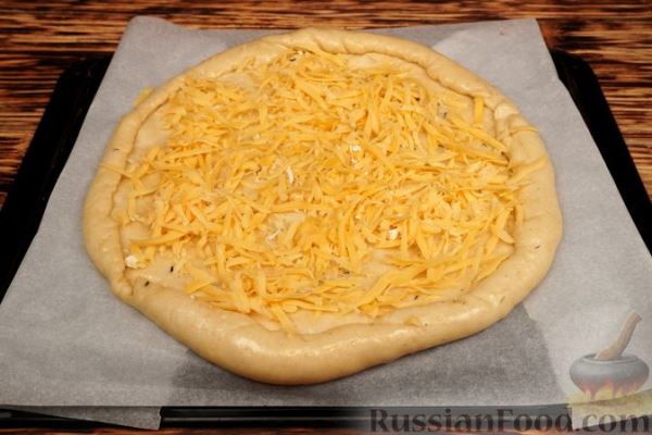 Белая пицца с твёрдым и мягким сыром, брынзой и руколой