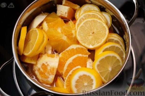 Глинтвейн из белого вина с персиками, апельсинами и лимонами