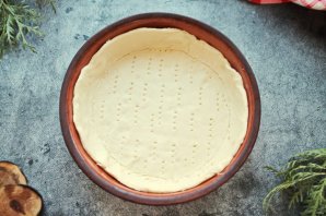 Пирог с брынзой и помидорами из слоеного теста