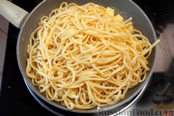 Сладкие спагетти с творогом и яблоком