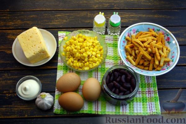 Салат с фасолью, кукурузой, сыром и сухариками