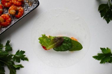 Спринг роллы из рисовой бумаги с креветками и овощами