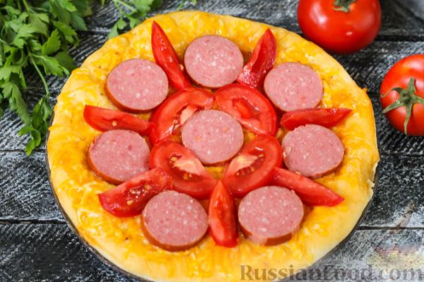 Пицца с колбасой, помидорами и сыром