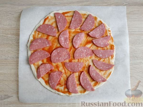 Дрожжевая пицца с колбасой, помидорами и сыром