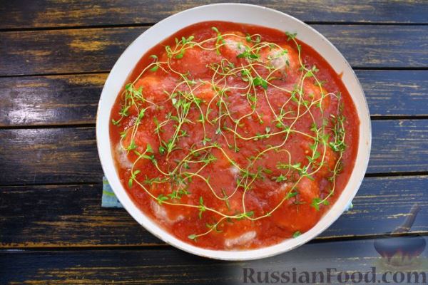 Мясные шарики с начинкой из фасоли и лука, в томатном соусе