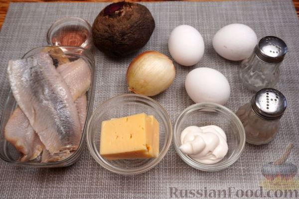 Салат со свёклой, сельдью, сыром и яйцами