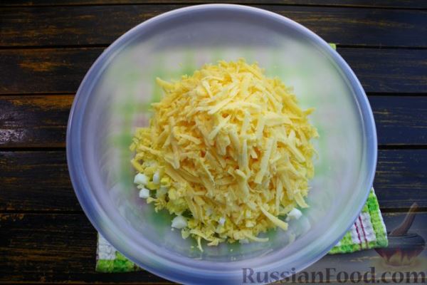 Салат с фасолью, кукурузой, сыром и сухариками