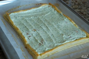 Пирог из слоеного теста с помидорами и базиликом