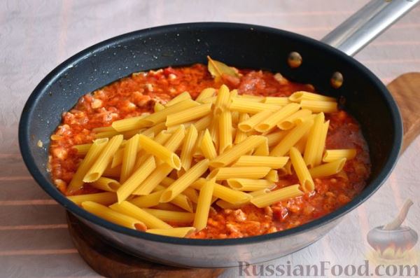 Макароны с фаршем и овощами в томатном соусе (на сковороде)