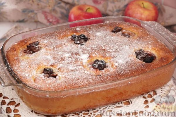 Бисквитный пирог с яблоками, фаршированными изюмом