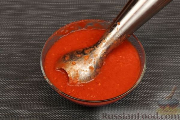 Мясные тефтели, тушенные в томатном соусе со сладким перцем