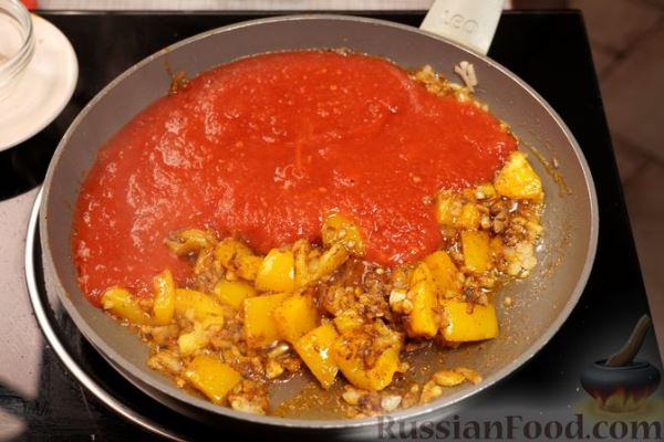 Мясные тефтели, тушенные в томатном соусе со сладким перцем