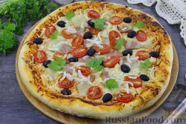 Пицца с беконом, маслинами, помидорами черри и моцареллой