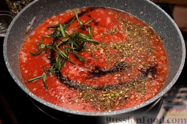 Рыба, томлёная в томатном соусе с черносливом