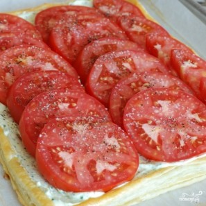 Пирог из слоеного теста с помидорами и базиликом