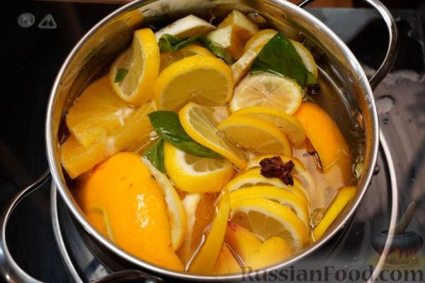 Глинтвейн из белого вина с персиками, апельсинами и лимонами