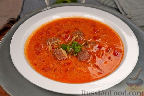 Томатный суп с фрикадельками и вермишелью