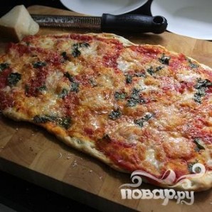 Пицца с помидорами и базиликом
