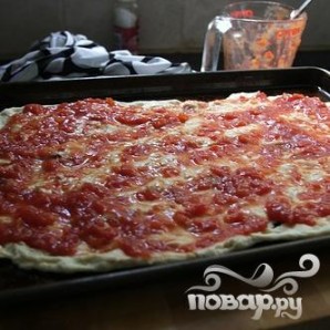 Пицца с помидорами и базиликом